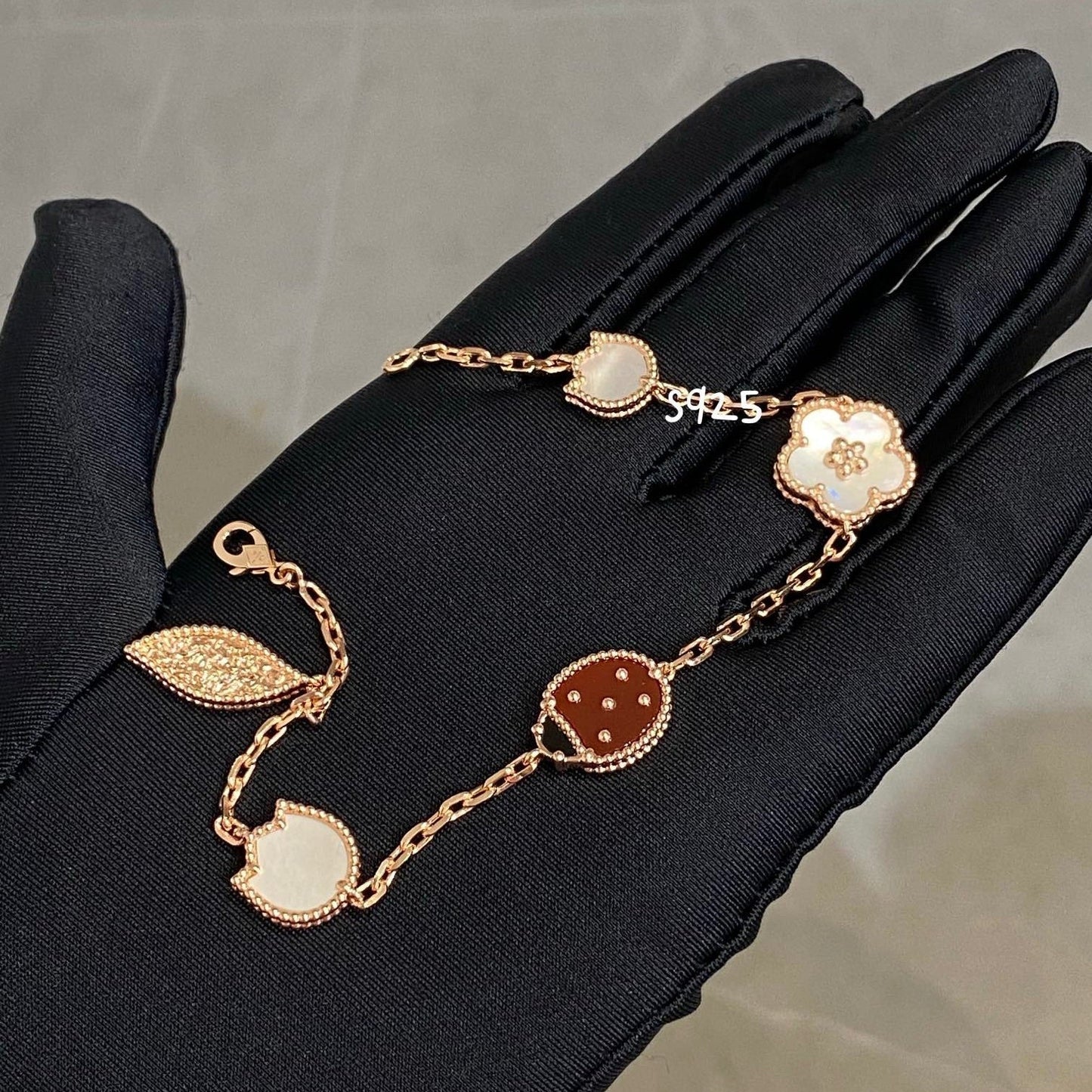 [Moco]Armband mit 5 Glücksmotiven
