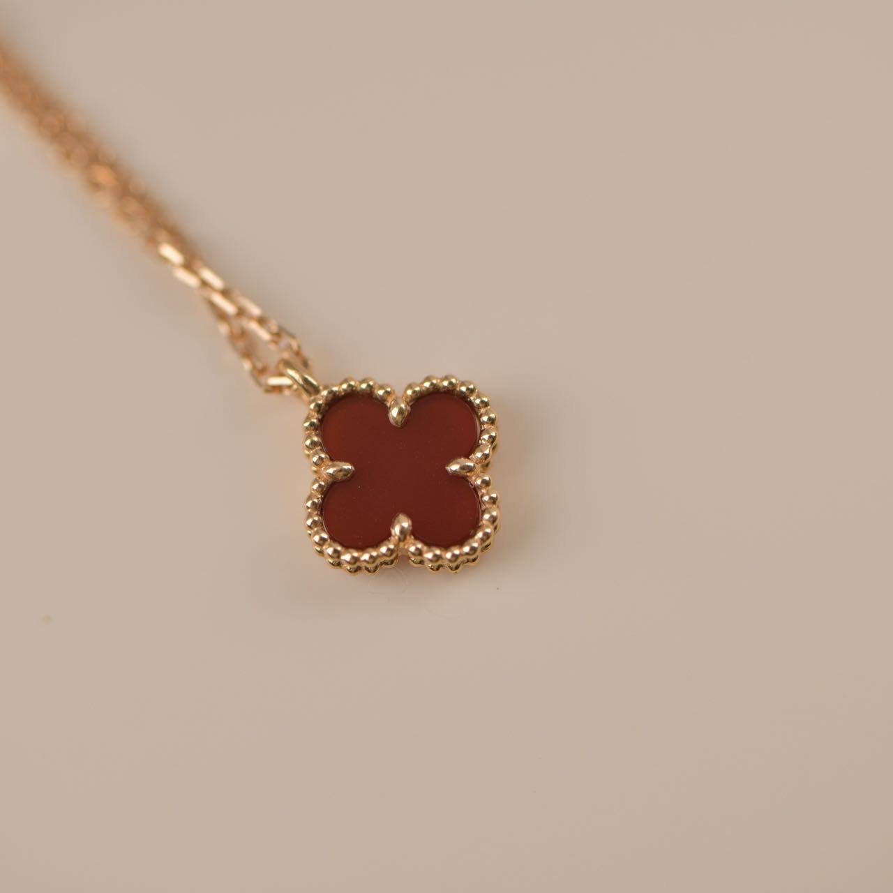 [Moco]CLOVER MINI 9,5MM WEISSE KARNEOLE HALSKETTE
